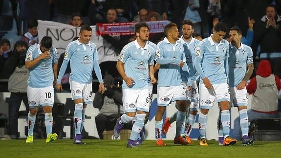 Los futbolistas del Celta celebran el gol en Getafe. 