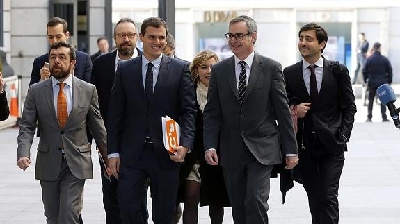 El presidente de Ciudadanos, Albert Rivera (c), a su llegada esta mañana al Congreso de los Diputados.