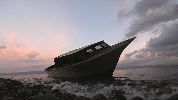 Embarcación de inmigrantes en el mar Egeo.