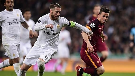 Sergio Ramos (i), durante el partido contra la Roma. 