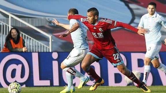 Jonathas pelea por el balón. 