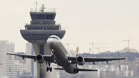 Un avión, despegando de Barajas.