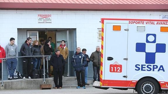 Una ambulancia traslada al jugador al Hospital San Agustín de Avilés.