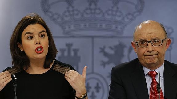 La vicepresidenta del Gobierno en funciones, Soraya Sáenz de Santamaría, y el ministro de Hacienda en funciones, Cristóbal Montoro. 