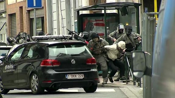 Momento de la detención de Abdeslam, el pasado viernes.