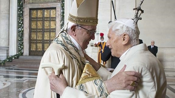 El papa Francisco y el papa emérito Benedicto XVI. 