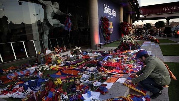 Un aficionado del Barça, en el memorial de Johan Cruyff en el Camp Nou. 