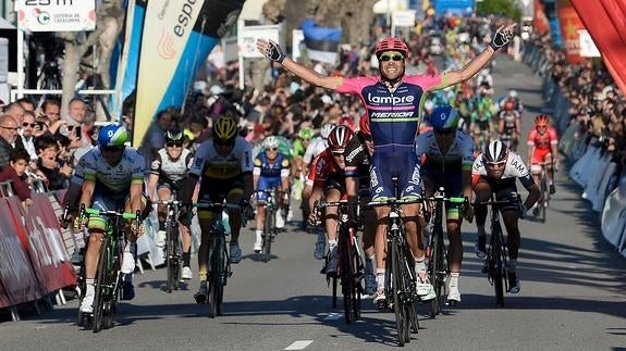 Davide Cimolai (d) celebra su triunfo de etapa. 