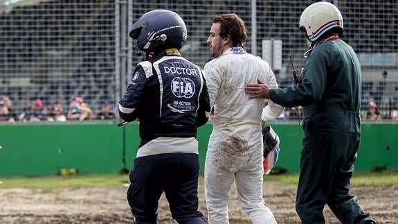 Fernando Alonso (c), tras su accidente en Melbourne. 