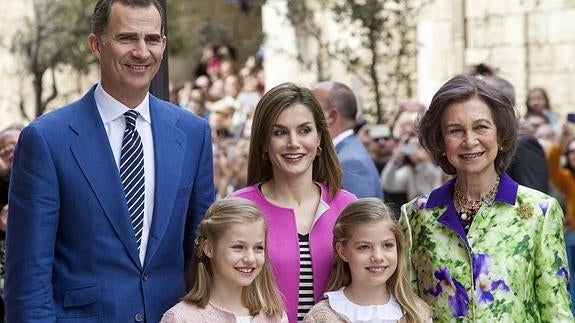 Don Felipe y doña Letizia, con sus hijas y la Reina Sofía.