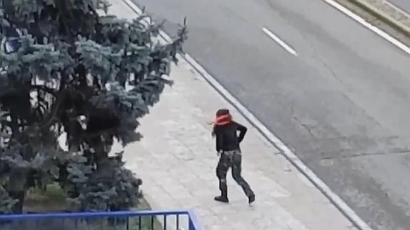 Una guardia civil vestida de 'Rambo' siembra el miedo en el centro de Madrid