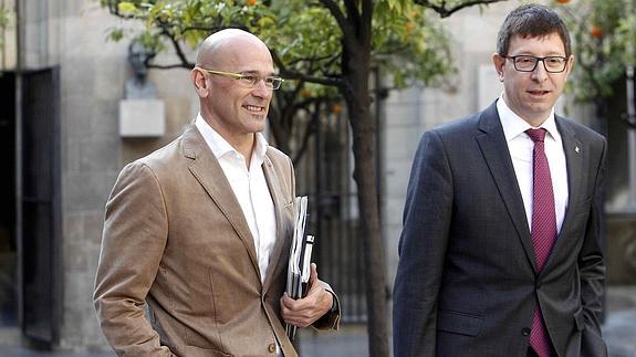 Raül Romeva (i) y el conseller de Justicia, Carles Mundó. 