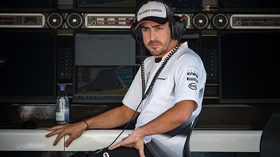 Fernando Alonso, entre bastidores del GP de Baréin. 