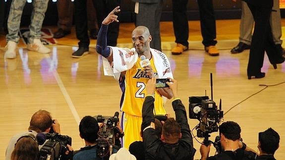 Kobe Bryant saluda tras finalizar el partido. 