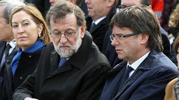 Mariano Rajoy y Carles Puigdemont, durante su encuentro en el homenaje a las víctimas de Germanwings.