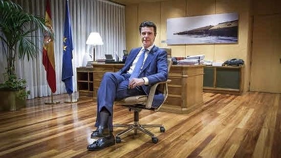 El ministro de Industria,José Manuel Soria, en su despacho.