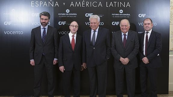 Luis Enriquez, consejero delegado de Vocento; Guillermo Fernández de Soto, director de CAF Europa; Felipe González, expresidente del Gobierno; Enrique Iglesias, exsecretario general de la Segib, y Benjamín Lana, director editorial de Medios Regionales y Revistas de Vocento, durante las jornadas de 'Futuro en Español'.