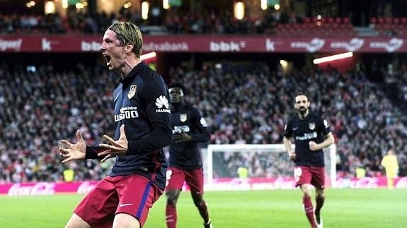 Fernando Torres celebra su gol en San Mamés. 