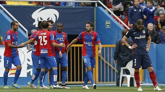 Filipe Luís (d), se lamenta por un gol del Levante. 