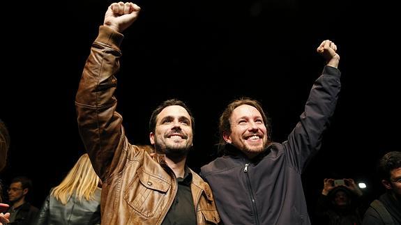 Alberto Garzón y Pablo Iglesias, ayer tras sellar su preacuerdo. 