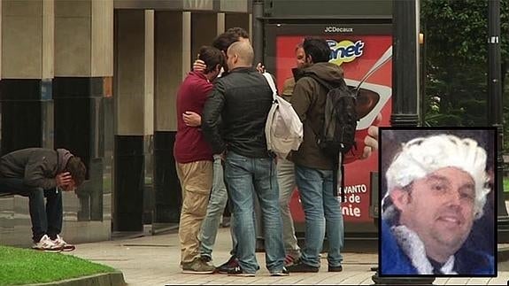 Los amigos del fallecido, en los aledaños del hotel, y el joven en una foto que él mismo subió anoche a su perfil público de Facebook.