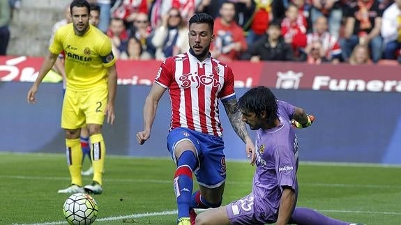 Miguel Ángel Guerrero (c), en pleno partido ante el Villareal. 