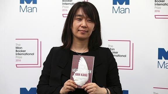 Han Kang posa con su novela. 