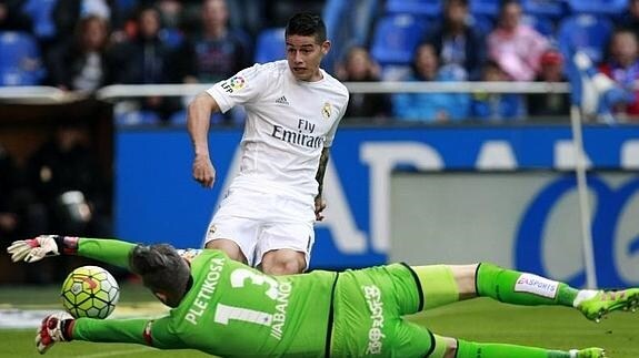 James trata de superar a Pletikosa en el Deportivo-Real Madrid