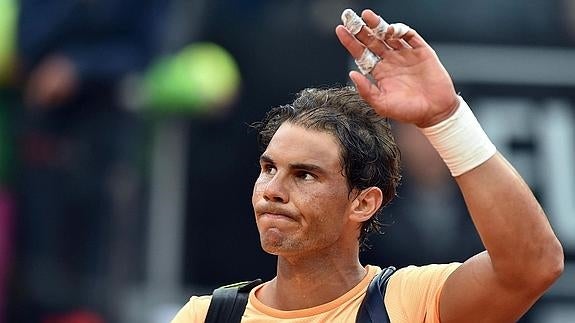 Rafa Nadal saluda al público tras su derrota ante Djokovic  en Roma. 