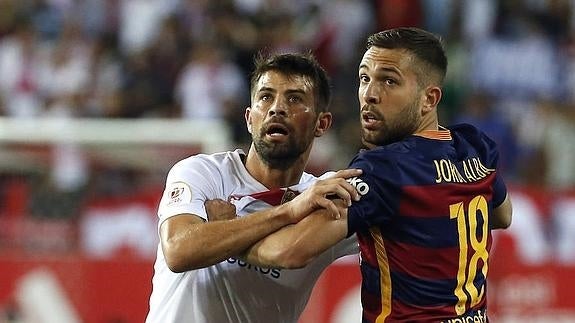 Coke (i), en una acción del partido con Jordi Alba. 