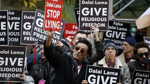 Manifestantes en una protesta contra el Dalai Lama.