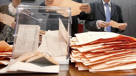 Los miembros de una mesa electoral recuentan los votos, 