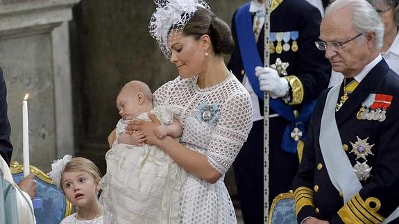 La princesa heredera Victoria de Suecia lleva en brazos a su segundo hijo, el príncipe Óscar.