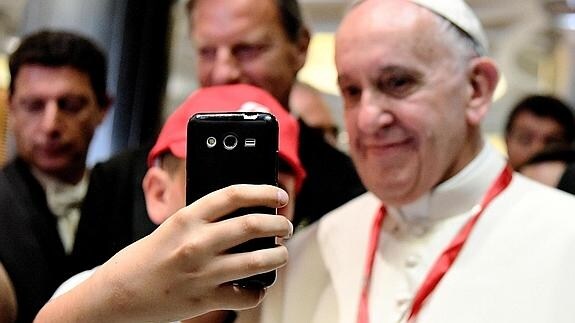 El Papa se hace un selfie con un niño en el Vaticano.