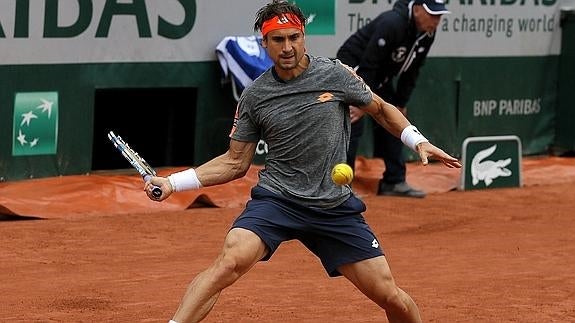 Ferrer se prepara para golpear la pelota. 