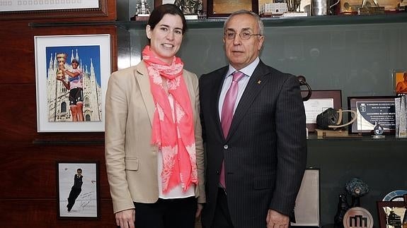 Elena Molina y Alejandro Blanco, tras firmar el acuerdo. 