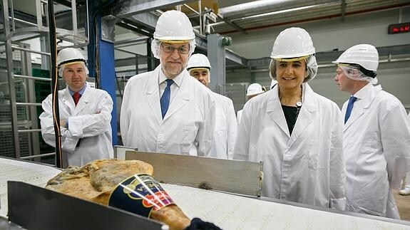 Mariano Rajoy, durante su visita a la nueva fábrica de Campofrío en Burgos. 