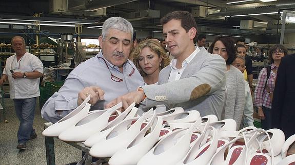 Albert Rivera (d), durante su visita a la fábrica de zapatos 'Newkers', en Elche.