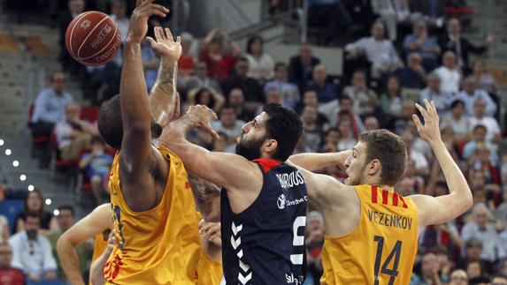 Ioanis Bourousis (c) disputa un balón ante Samardo Samuels (i) y Aleksandar Vezenkov.