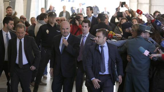 El expresidente de la Junta de Andalucía, Manuel Chaves (3i), llegando al juzgado de instrucción 6 de Sevilla para prestar declaración. 