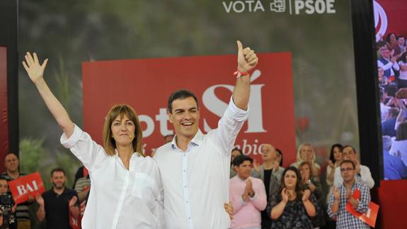 Pedro Sánchez junto a Idoia Mendia esta mañana en Durango. 