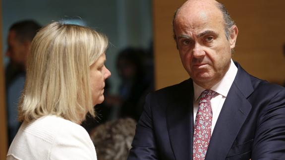 El ministro de Economía, Luis de Guindos, conversa con la ministra sueca de Finanzas, Magdalena Andersson.