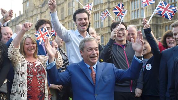 Nigel Farage, líder del UKIP, celebra el triunfo de 'Brexit'. 