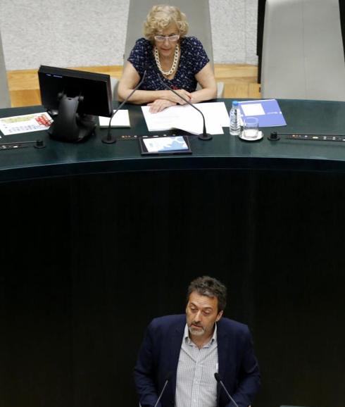 El tercer teniente de alcalde del Ayuntamiento de Madrid, Mauricio Valiente, durante su intervención hoy en el pleno para retirar las menciones y distinciones honoríficas a personalidades franquistas. 