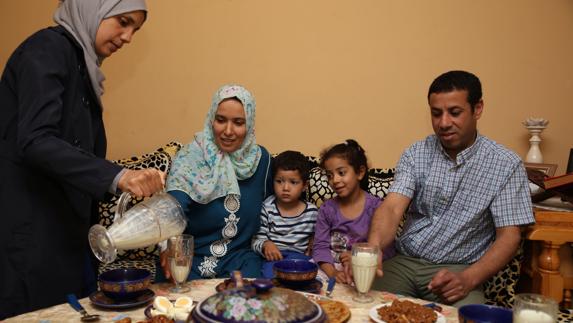 Una familia celebra el ramadan en su casa de Vitoria.