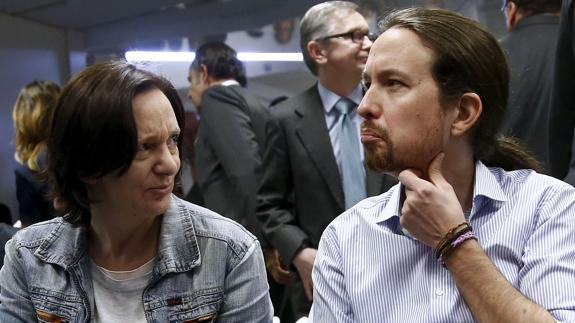 Carolina Bescansa, junto a Pablo Iglesias. 