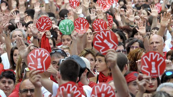 Miles de personas condenan las agresiones sexuales en Pamplona.