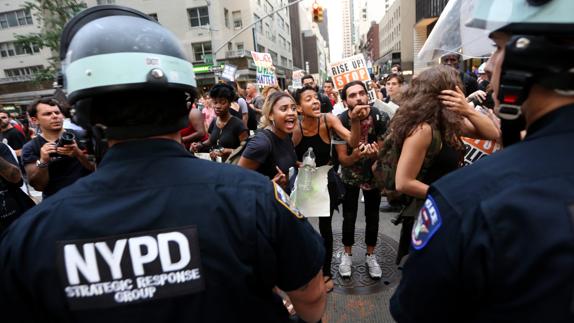 Miles de personas manifestándose en contra de las  muertes de afroamericanos.