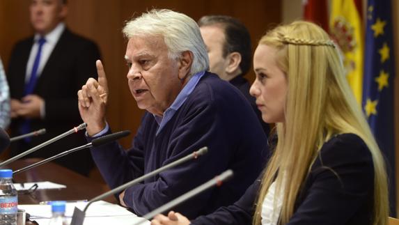 Felipe González junto a Lilian Tintori, mujer del opositor venezonalno Leopoldo López.