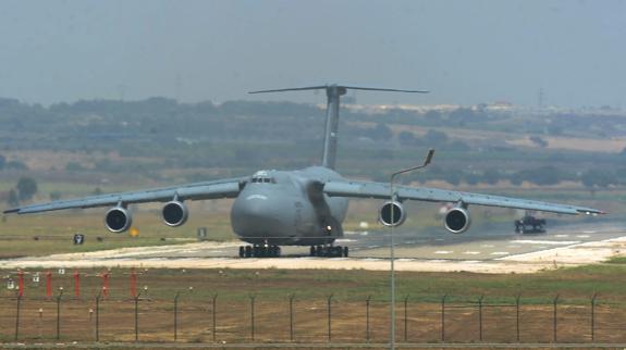 Un avión en la base de Incirlik.